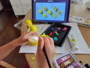 トド英語アプリの動画を見て工作している様子